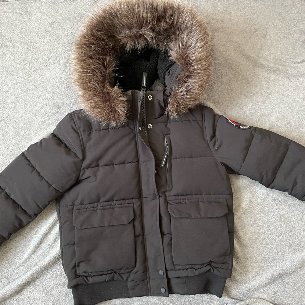 Everest Bomber SuperDry Jacket
Faux fur Insulated hood
Zipper and Button Closure